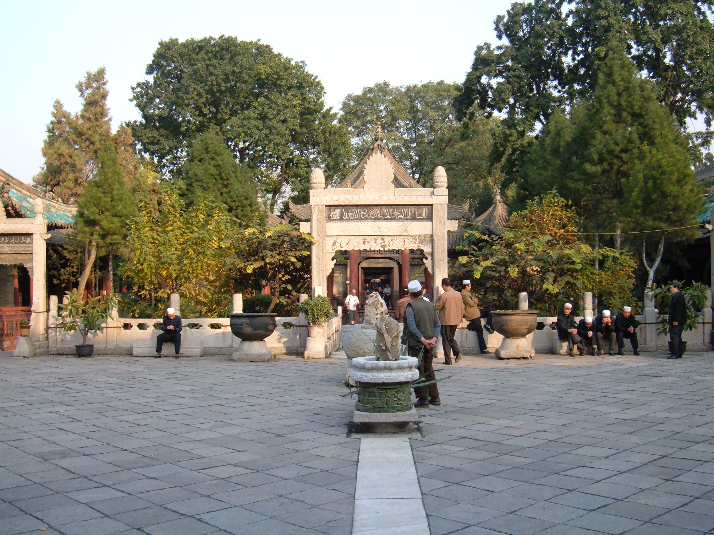 西安清真大寺的石牌坊與庭院